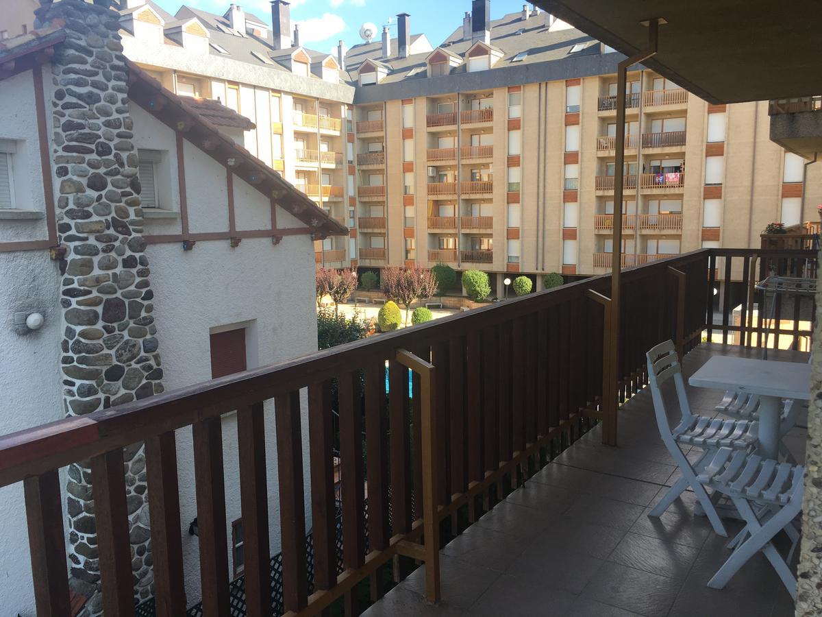 Apartamentos Turisticos Sol Y Nieve Jaca Dış mekan fotoğraf